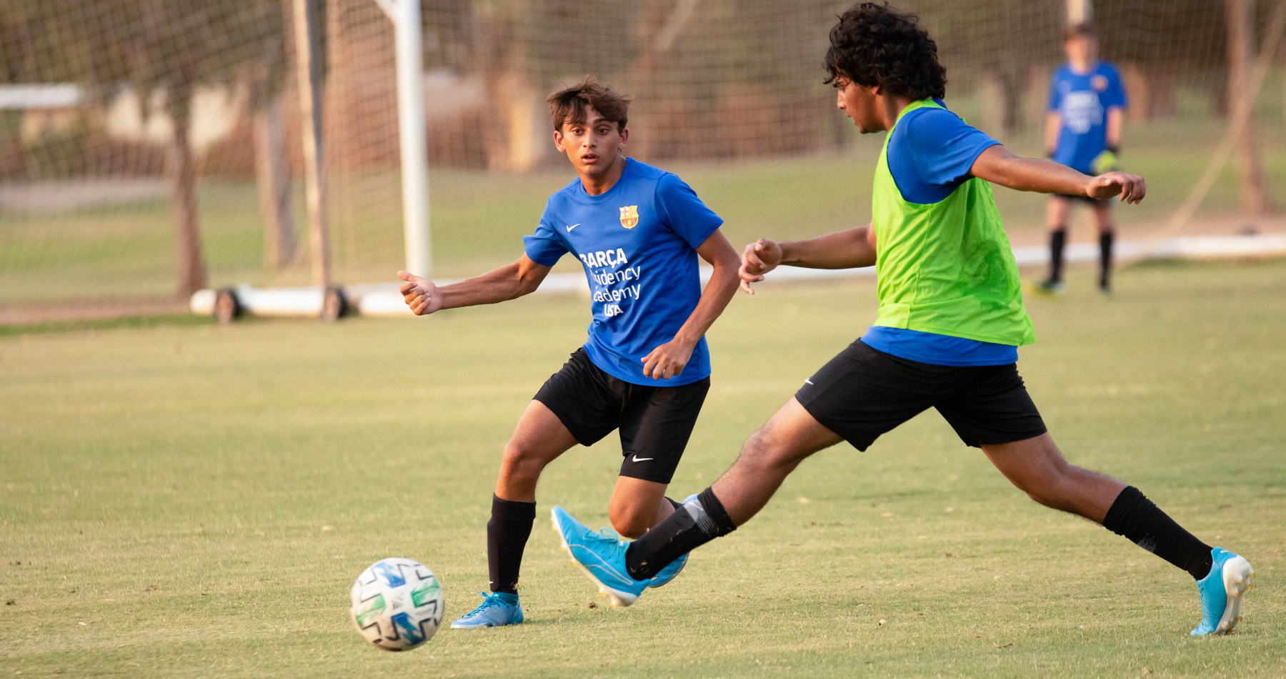 Duelo entre dos jugadores durante un partido del campus