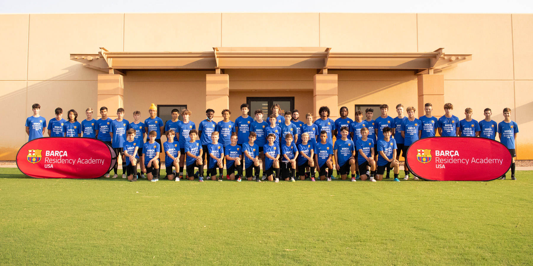 Foto de equipo de los participantes del Barça Residency Academy Camp