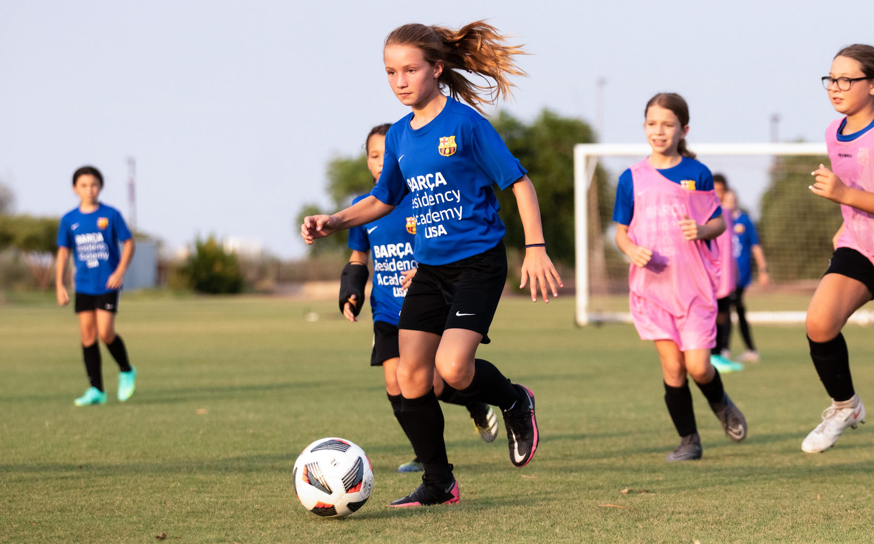 Jugadoras del campus femenino en un ejercicio con balón